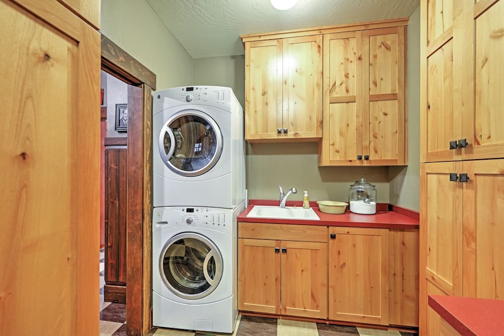 Ashland Lodge w/ Lake Views & Game Room Loft