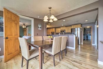 Lovely Lakefront Cottage: 13 Mi to Traverse City!