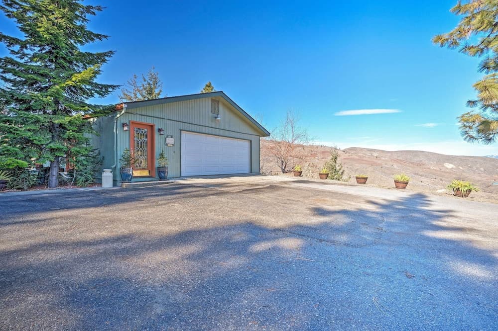 Mountain Escape - 7 Miles to Mission Ridge Resort!