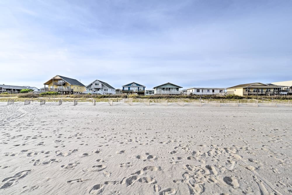 Pet-friendly Second Row House Steps to Beach!