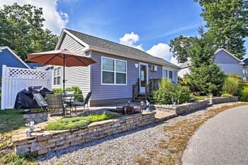 Wells Beach Cottage w/ Pool Access - 1 Mi to Coast