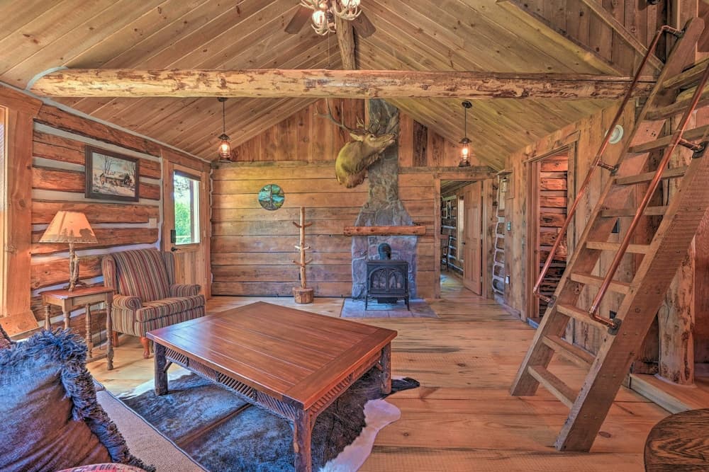 Montana Retreat: Original Hamilton Log Cabin!