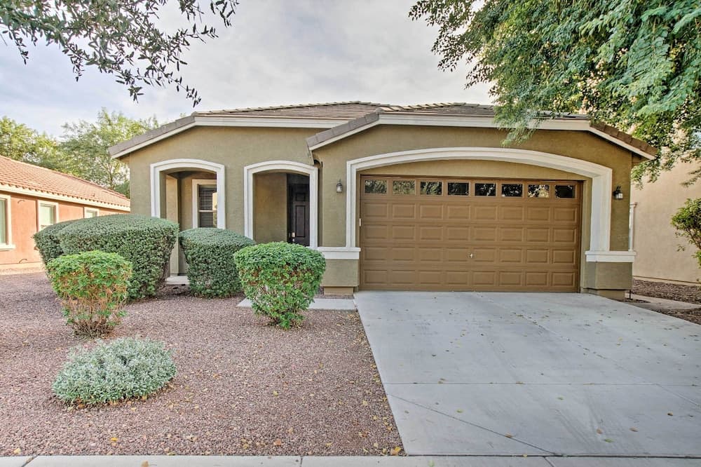 Dog-friendly Arizona Retreat w/ Patio & Grill!