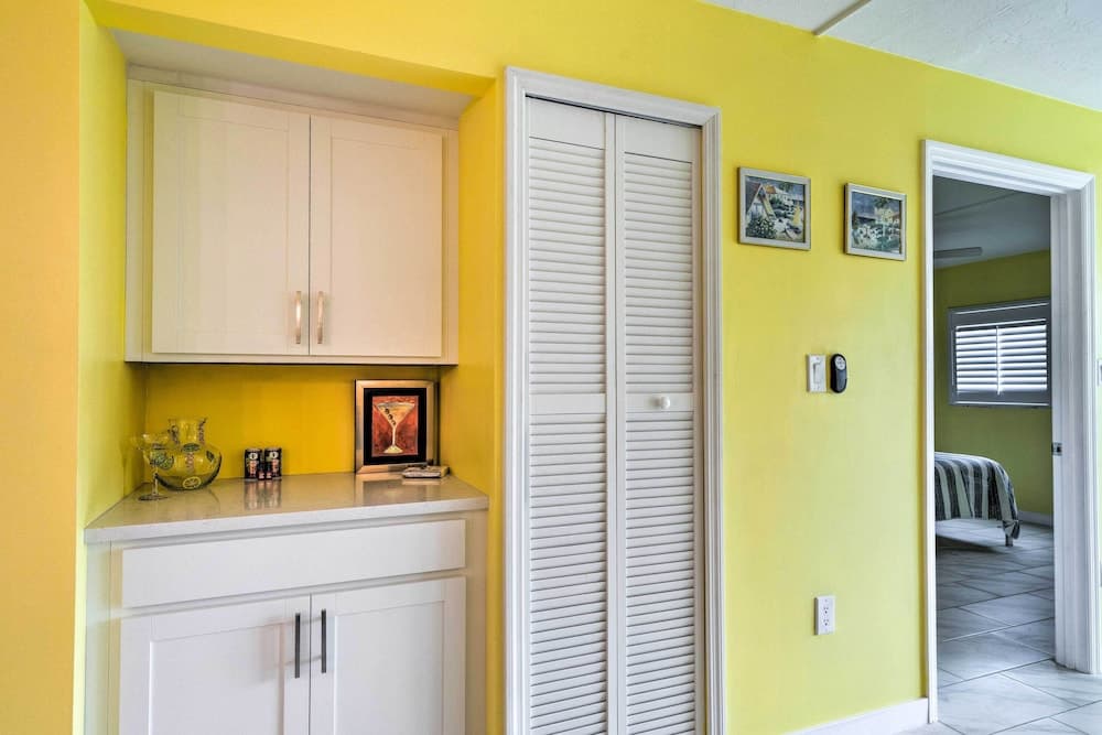 Cheery Condo With Pool Access: 3 Miles to Beach!