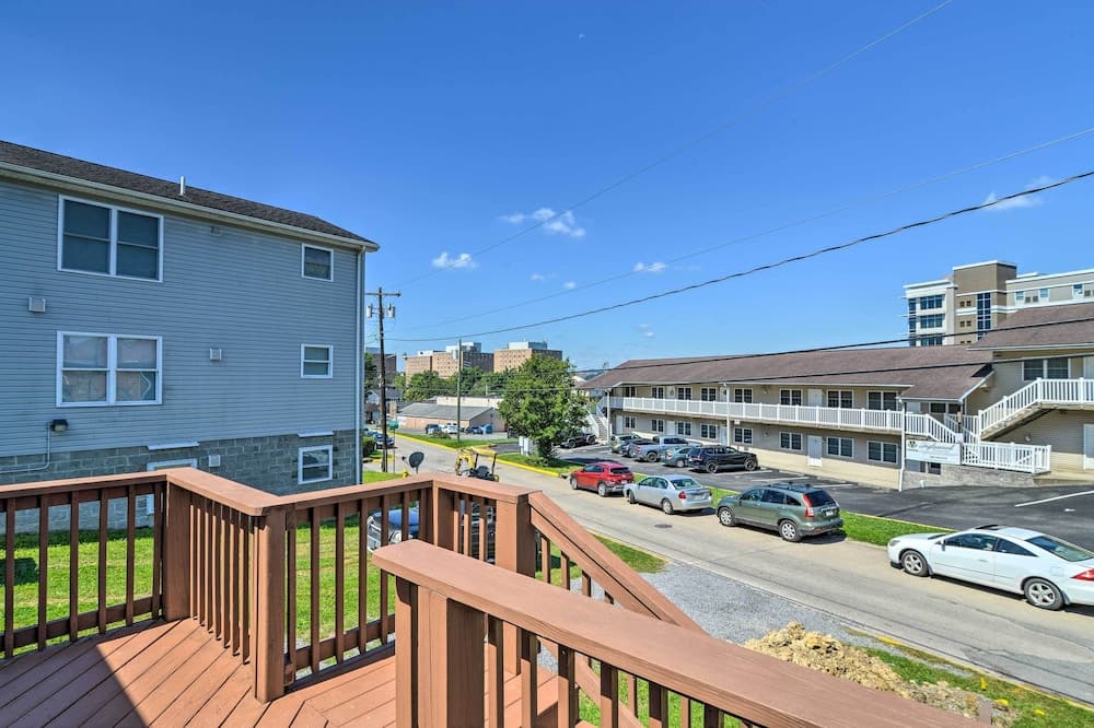 Morgantown Home w/ Patio: Near WVU Football!