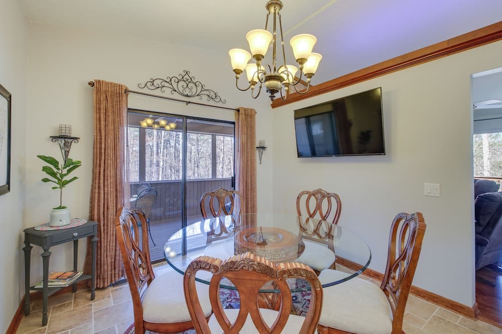 < 1 Mi to Lake: Hot Springs Village Escape w/ Deck