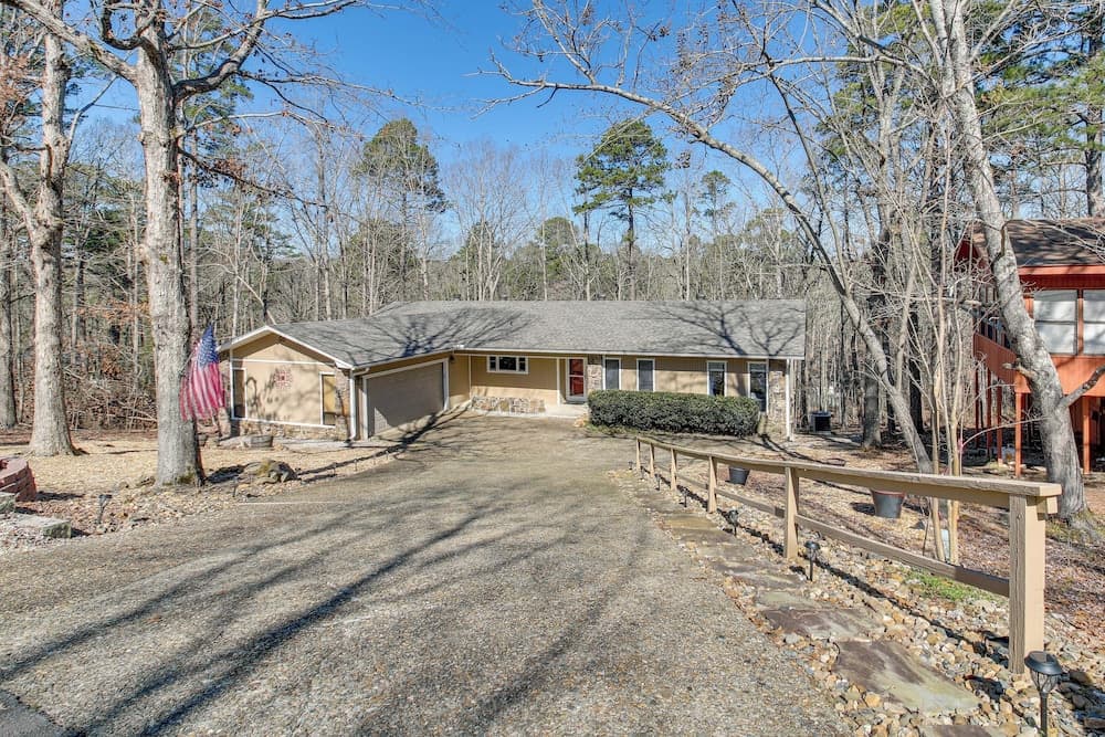 < 1 Mi to Lake: Hot Springs Village Escape w/ Deck