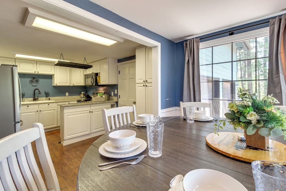 Bright Lakeside Home w/ Deck: 2 Mi to Rainbow Lake