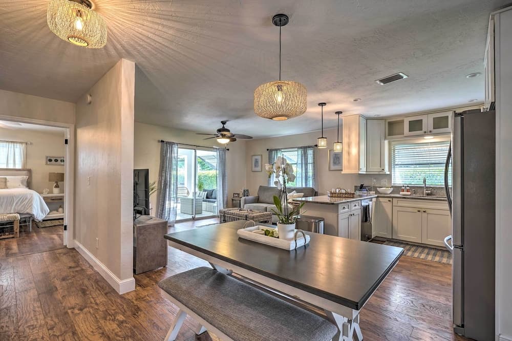 Naples Oasis w/ Screened Pool, Bike to Beach!