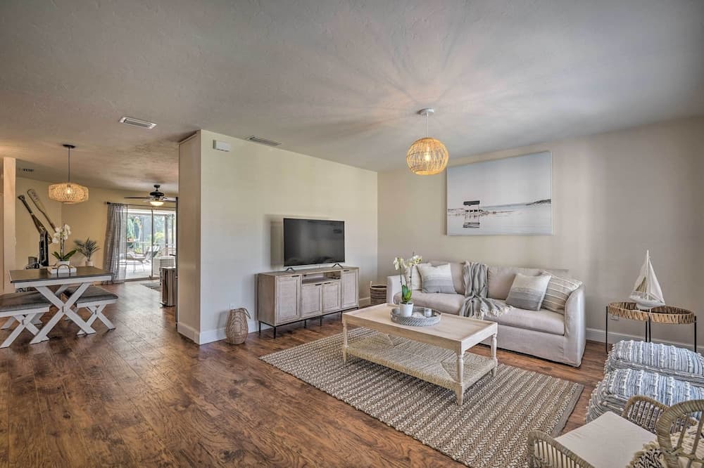 Naples Oasis w/ Screened Pool, Bike to Beach!