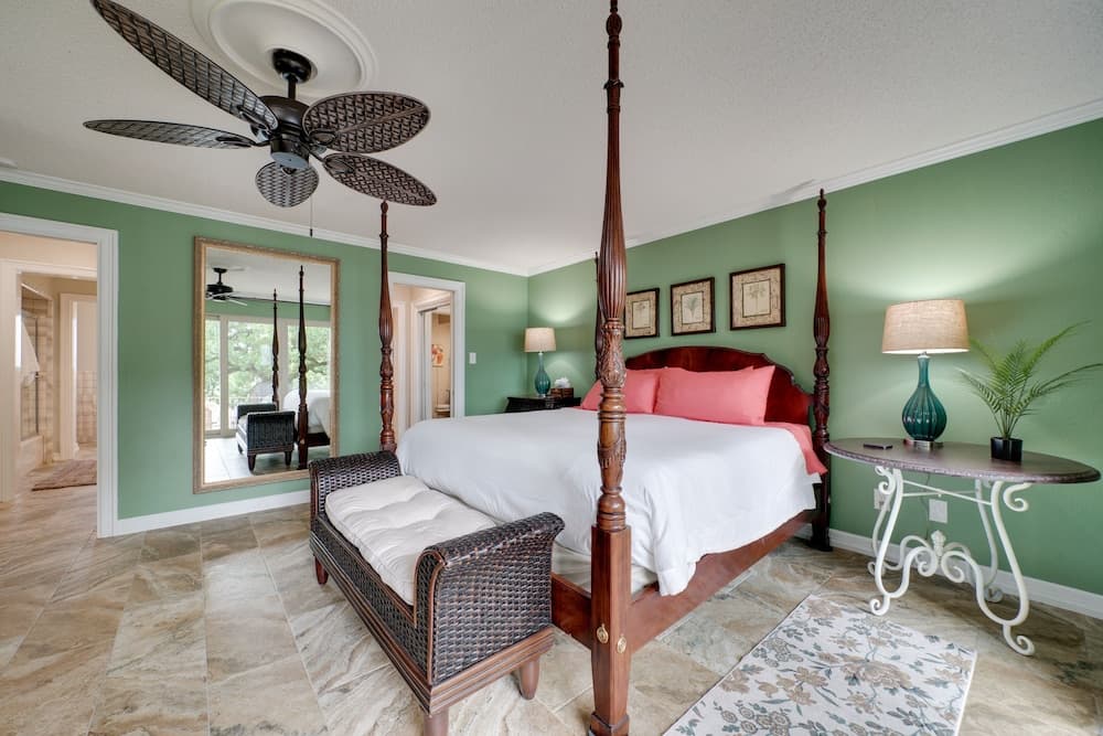 Lakefront Pittsburg Villa w/ Private Pool!