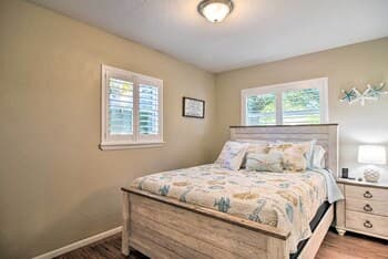 Beach-style Getaway w/ Lanai ~ 4 Mi to Beaches!