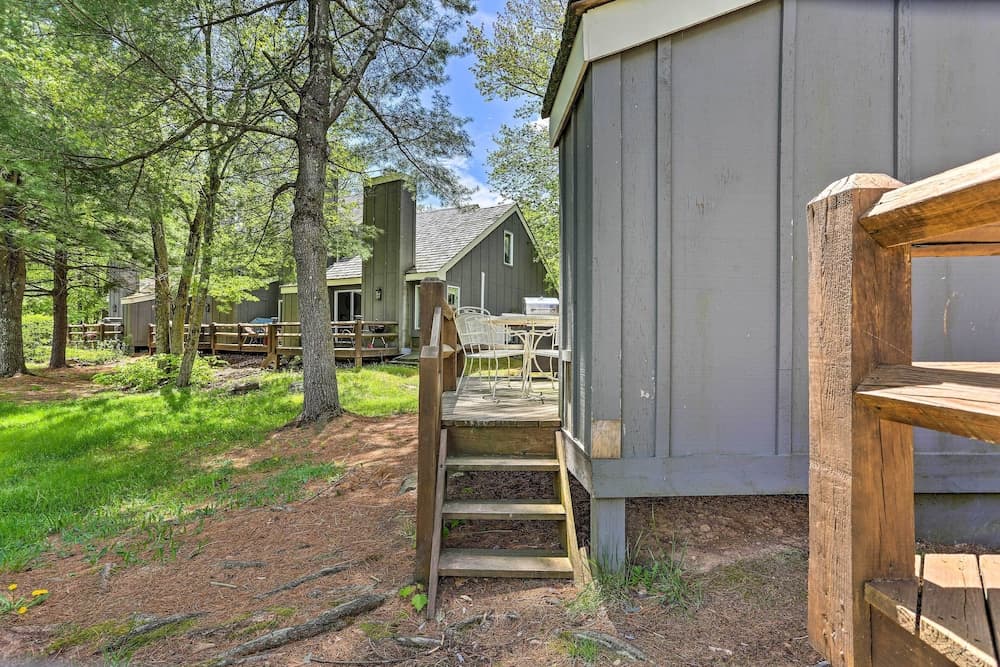 Deck & On-site Fishing Pond: Lake Harmony Home!