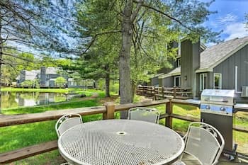 Deck & On-site Fishing Pond: Lake Harmony Home!