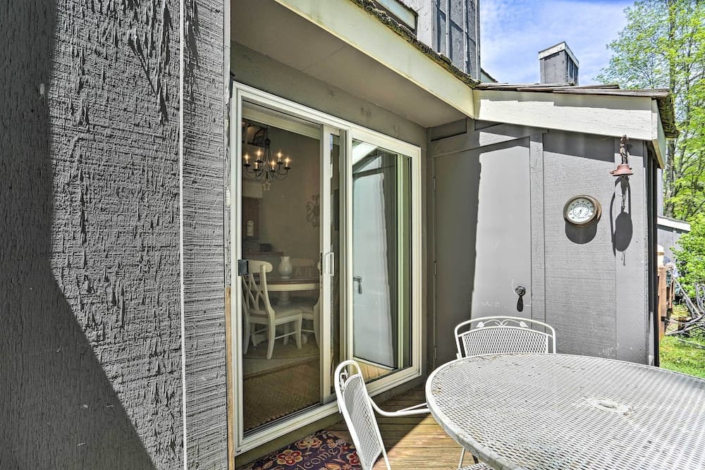 Deck & On-site Fishing Pond: Lake Harmony Home!