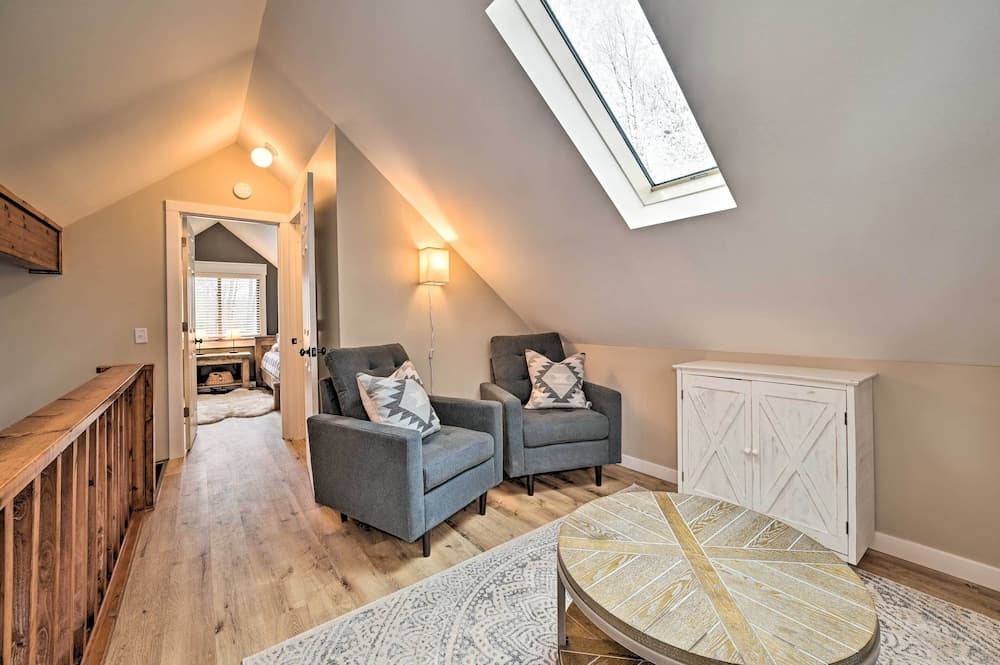 Lovely Roscommon Cabin < 3 Mi to Higgins Lake!