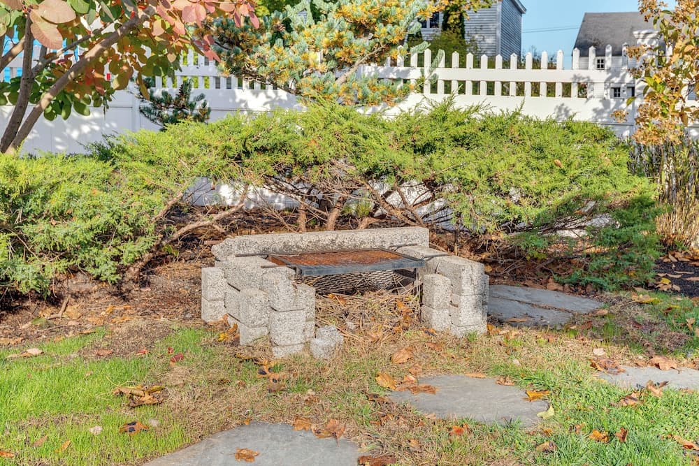 Kennebunk Cottage w/ Yard < 1 Mi to Beach!