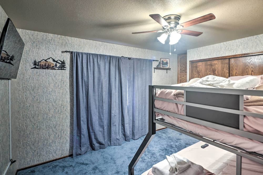 4 Mi to Lake Havasu: Luxe Home in Arizona!