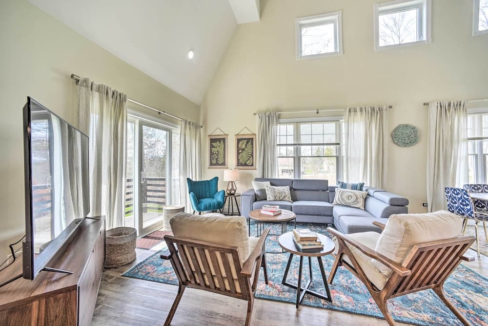 Modern-chic Athens Home - Fish, Ski & Swim!