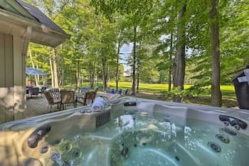 Michigan Golf Course Retreat w/ Gameroom & Hot tub