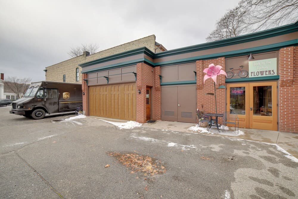 Walk to Water St & River: Quaint Saugatuck Apt