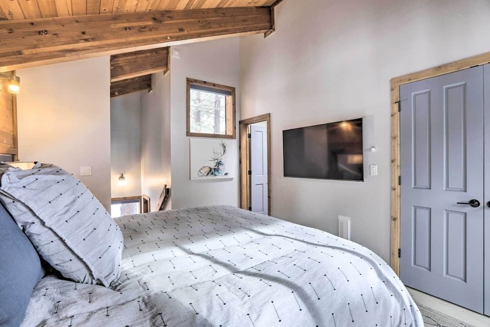 Chic Truckee Cabin Close to Golf Course & Hiking