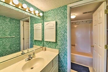 Point Emerald Resort Retreat: Walk to Beach!