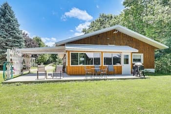 La Crescent Cottage on Minnesota Bluffs w/ View!