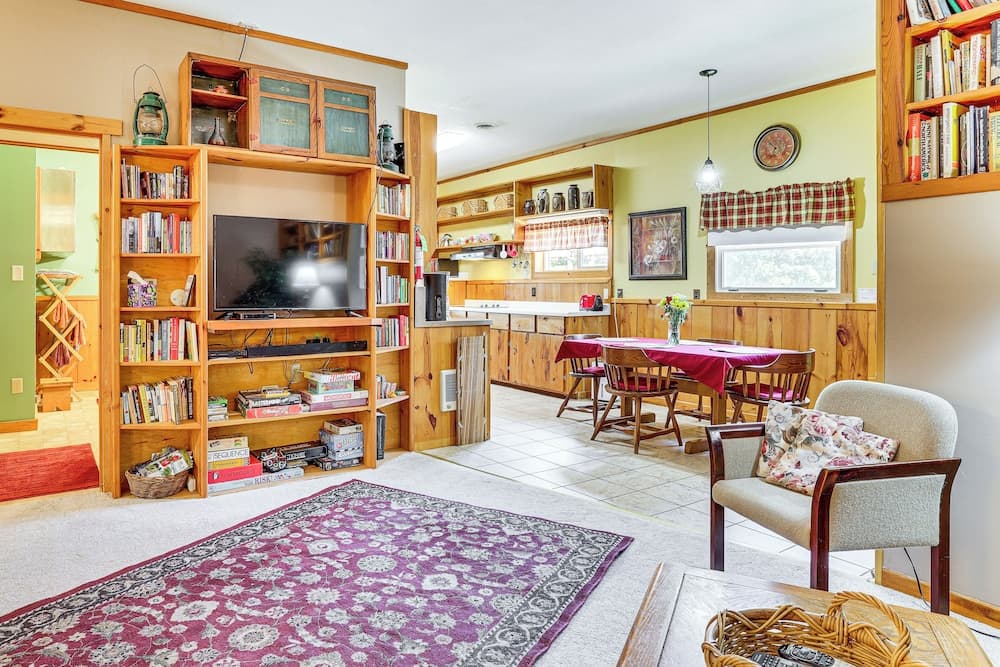 La Crescent Cottage on Minnesota Bluffs w/ View!