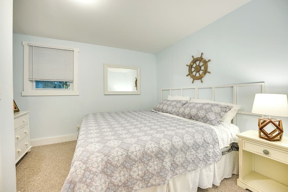 Renovated, Spacious Retreat in Union Pier!