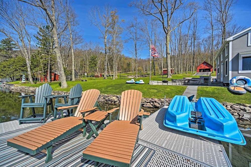 Lakeside Milford Home w/ Fire Pit & Paddleboat