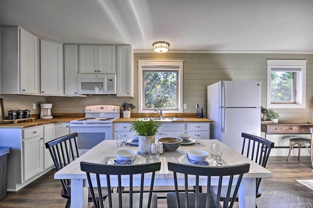 Scenic Studio w/ Loft & View of the Columbia River