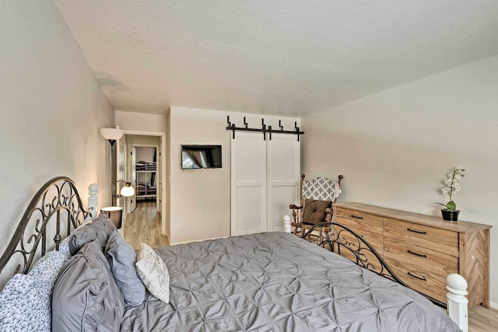 Pinetop Condo w/ Deck, Grill, 30 Mi to Sunrise Ski