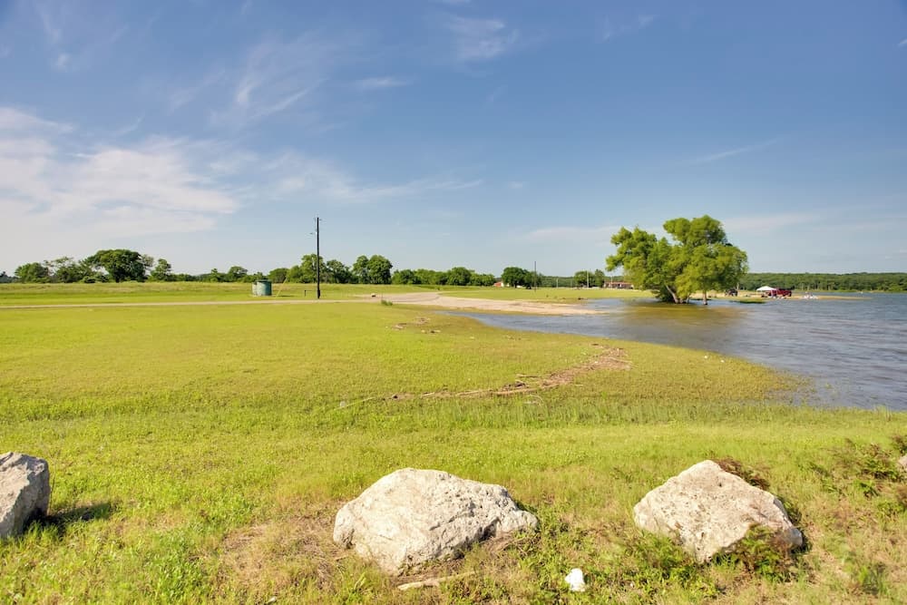 Lake Texoma Cabin Near Willow Springs Marina!