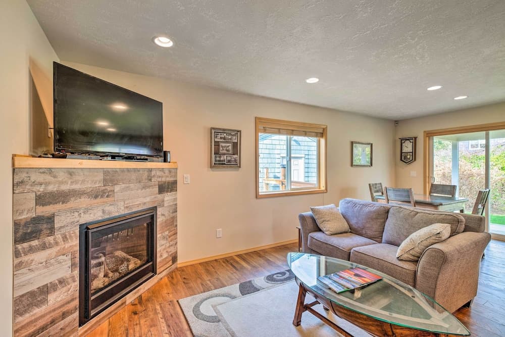 Hammond Home 2 Blocks to Marina & Columbia River!