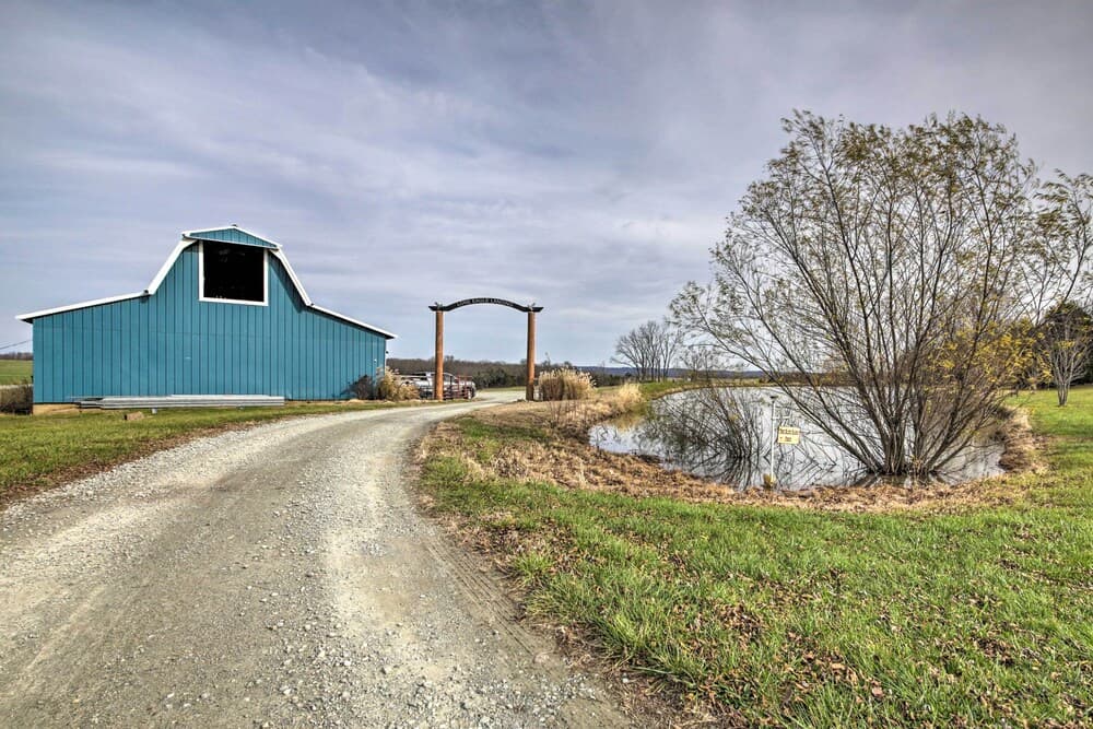 Farm-style Ste. Genevieve Retreat w/ Fire Pit!