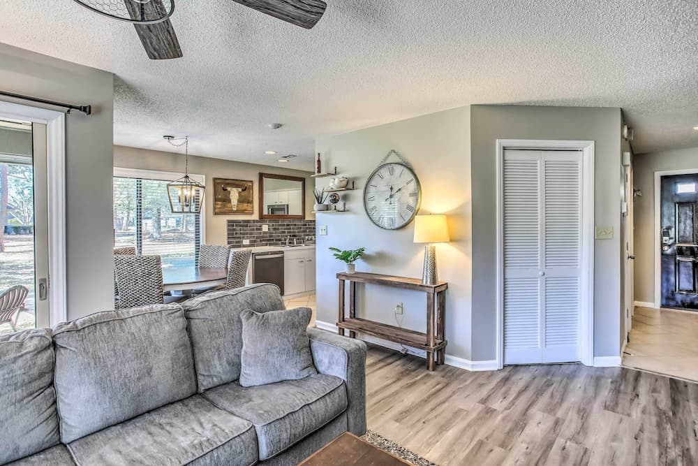 Myrtle Beach Retreat w/ Ocean Access & Porch!