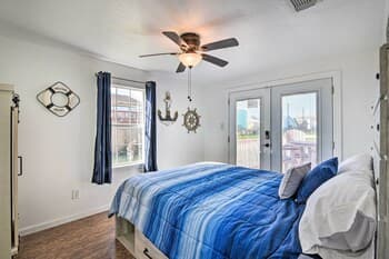 Beachy Escape - Steps to Shore & Restaurant!