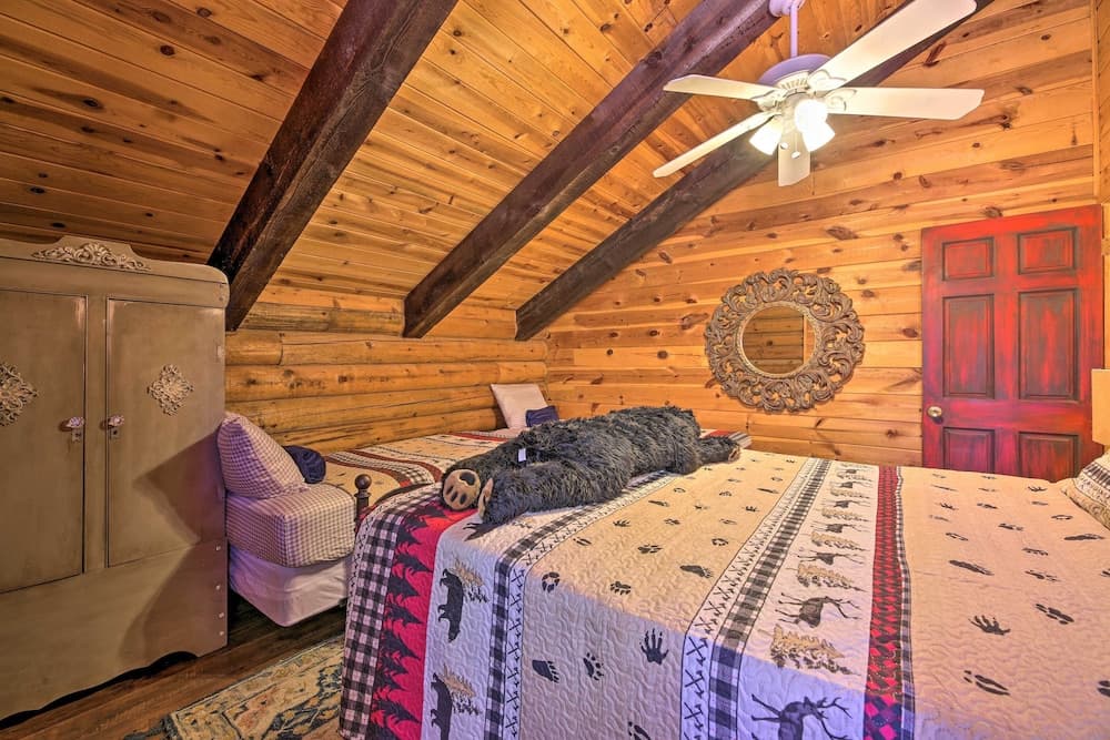 Near Dining, Hiking & Golf: Pinetop Log Cabin!