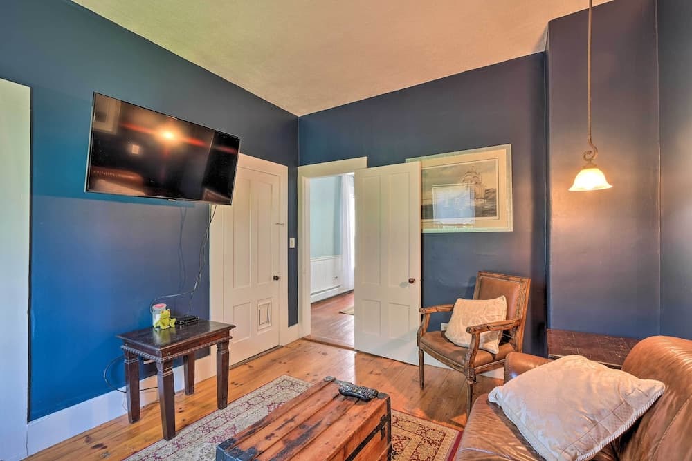 Bright Lake Winnipesaukee Home - Walk to Town