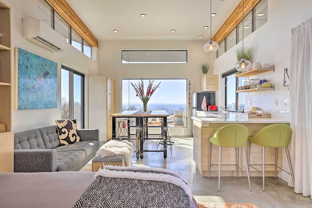 Luxe, Modern Studio w/ Sweeping City Views!