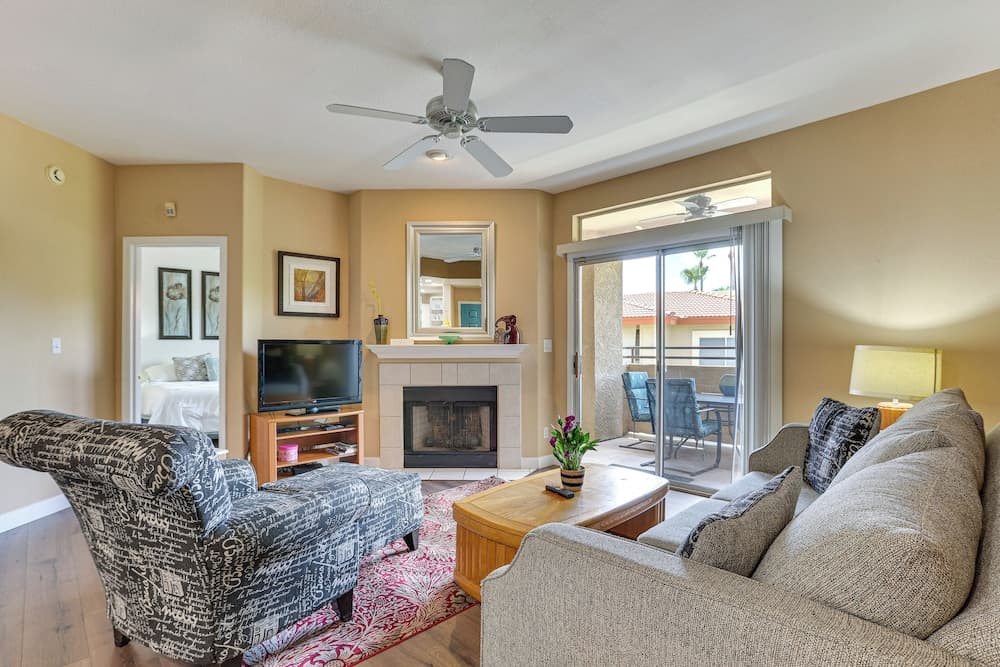 14 Mi to Dtwn: Phoenix Condo w/ Balcony & Spa!