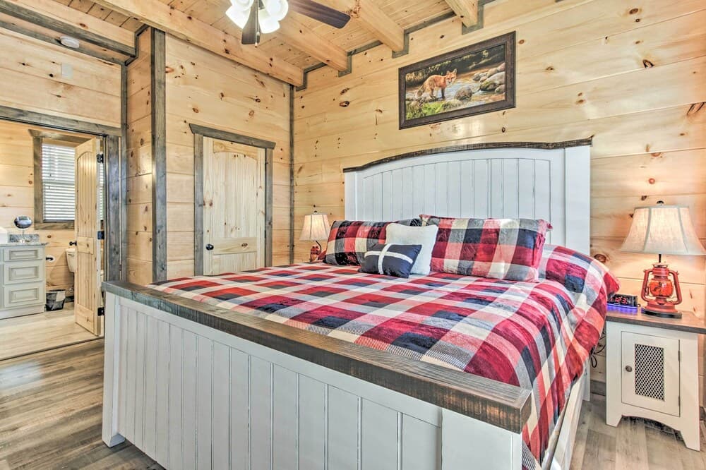 Smoky Mountain Hideaway w/ Hot Tub, Deck & Views!