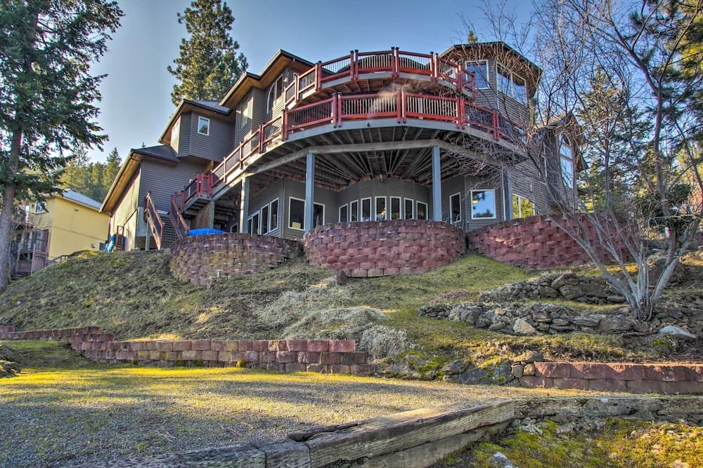 Luxurious Liberty Lake Hideaway w/ Hot Tub!