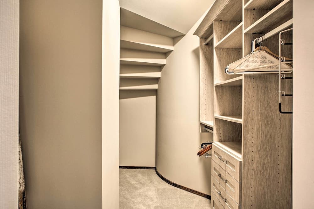 Luxurious Liberty Lake Hideaway w/ Hot Tub!