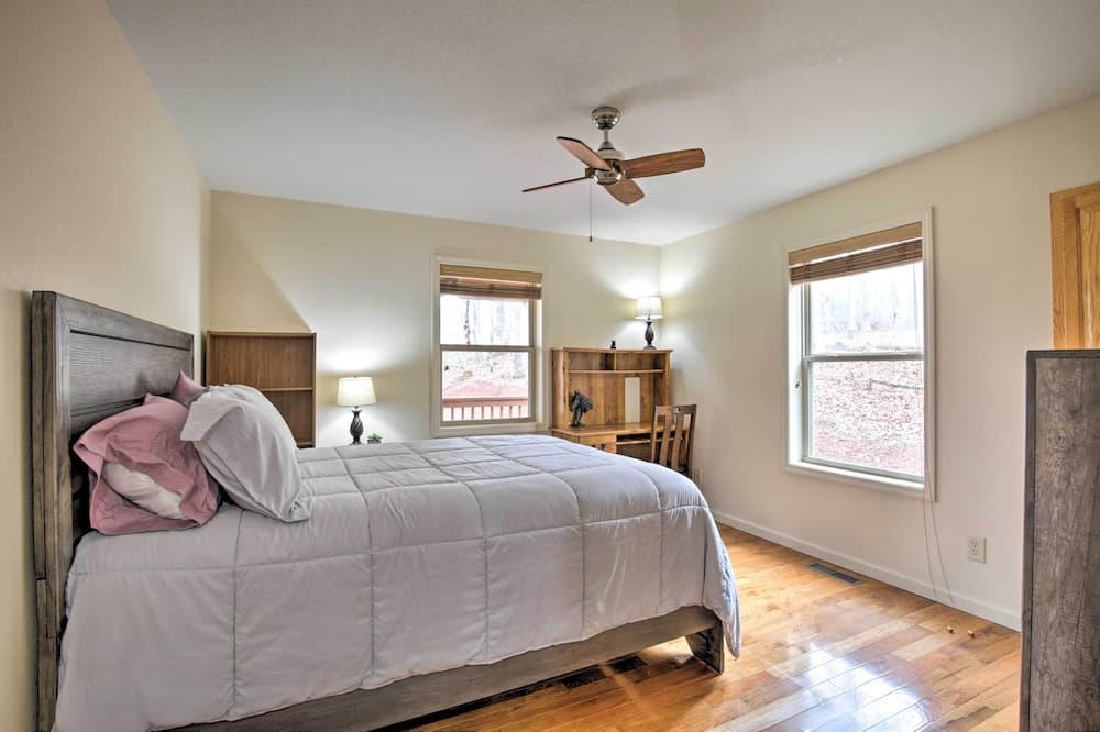 Cozy Hayesville Retreat w/ Deck & Mtn Views!