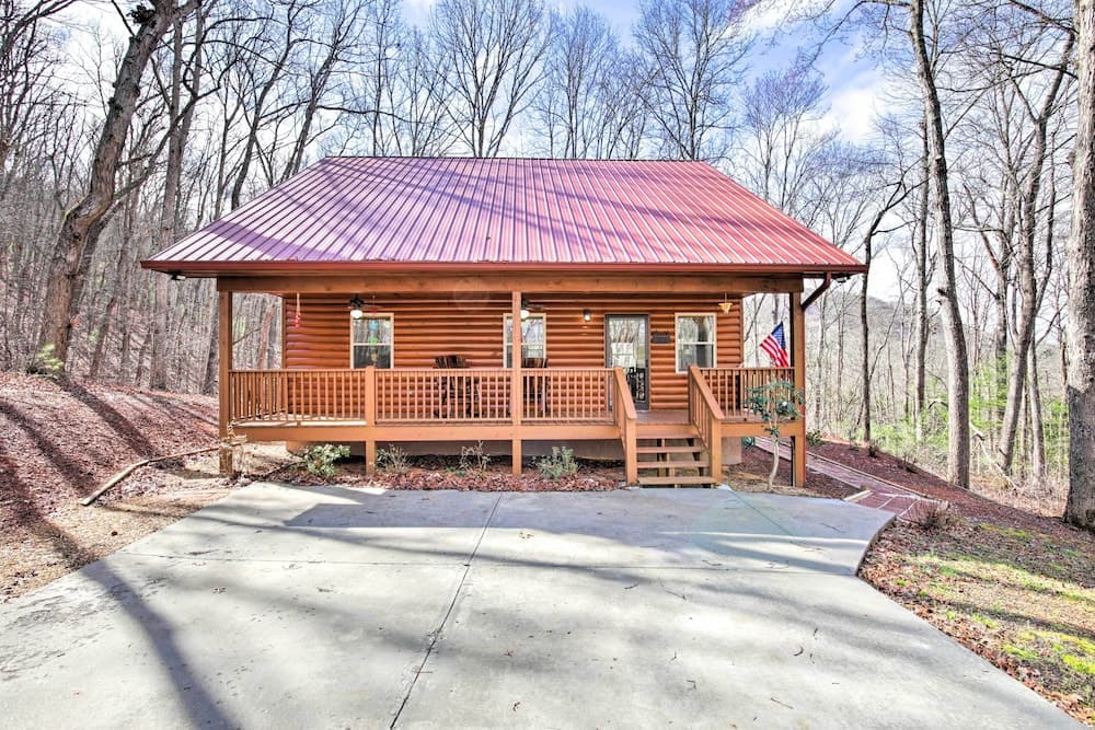 Cozy Hayesville Retreat w/ Deck & Mtn Views!