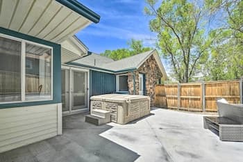 Stylish Basecamp 6850 - 2 Blocks to Downtown!