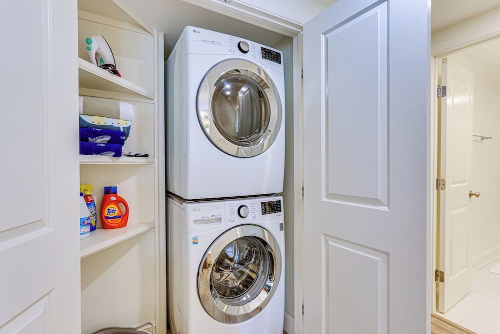 Walk to Pier & Golf: Heart of Harbour Town Condo