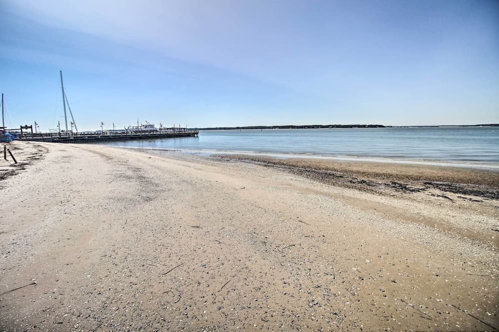 Walk to Pier & Golf: Heart of Harbour Town Condo